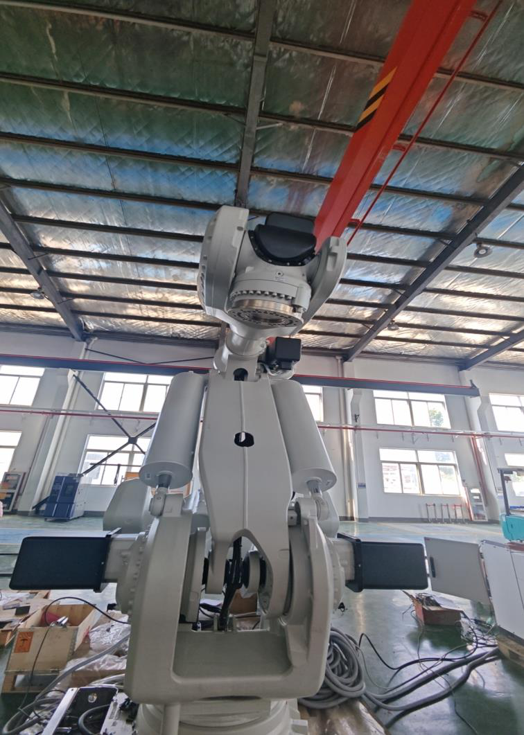 Aerial-refueling simulation robot at aircraft institute